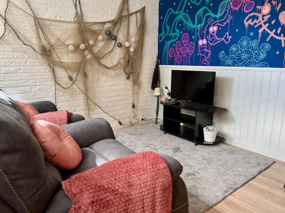 Communal lounge/ TV room, TV and multimedia, Living room, Seating area, Evening entertainment
