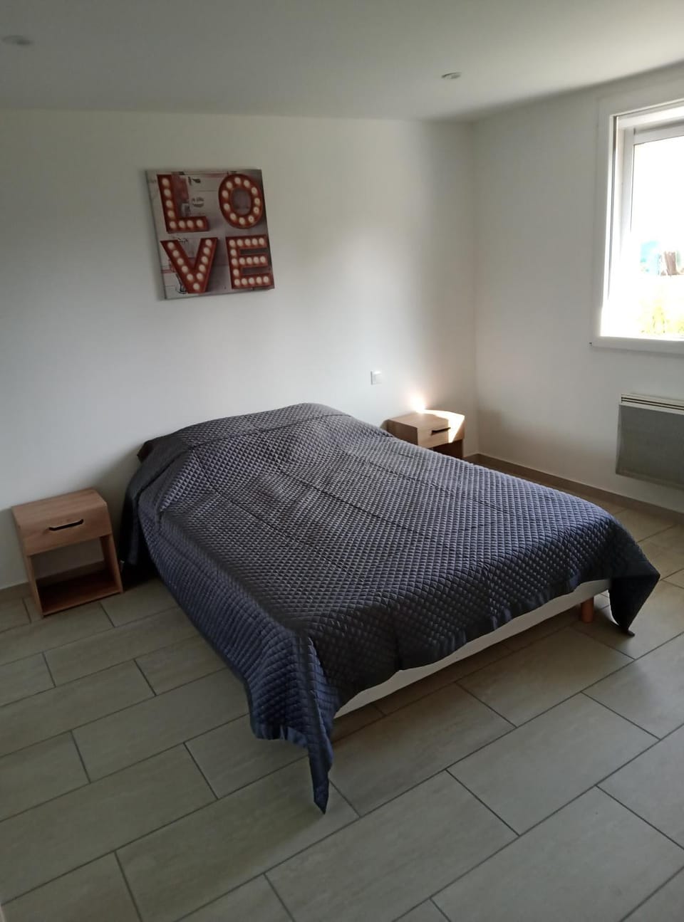 Photo of the whole room, Bedroom