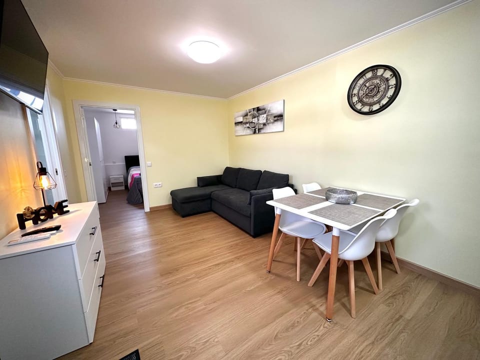 TV and multimedia, Living room, Seating area, Dining area