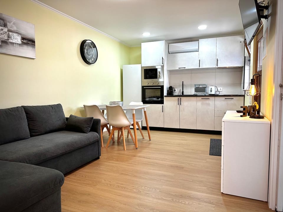 Kitchen or kitchenette, Living room, Seating area, Dining area, oven, stove