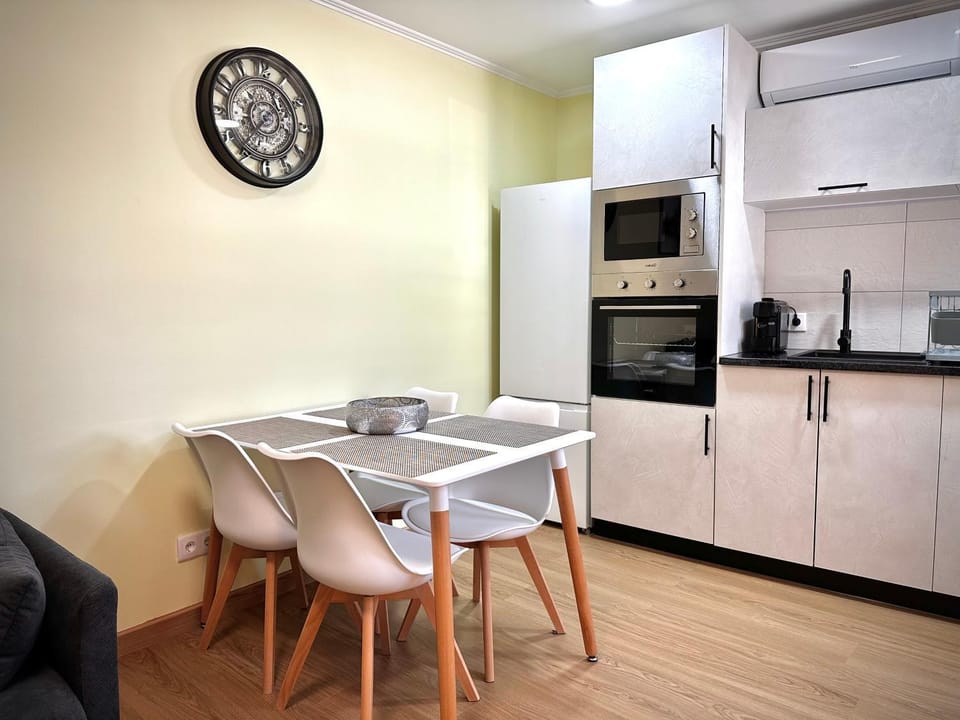 Coffee/tea facilities, Kitchen or kitchenette, Seating area, Dining area, oven, stove, toaster