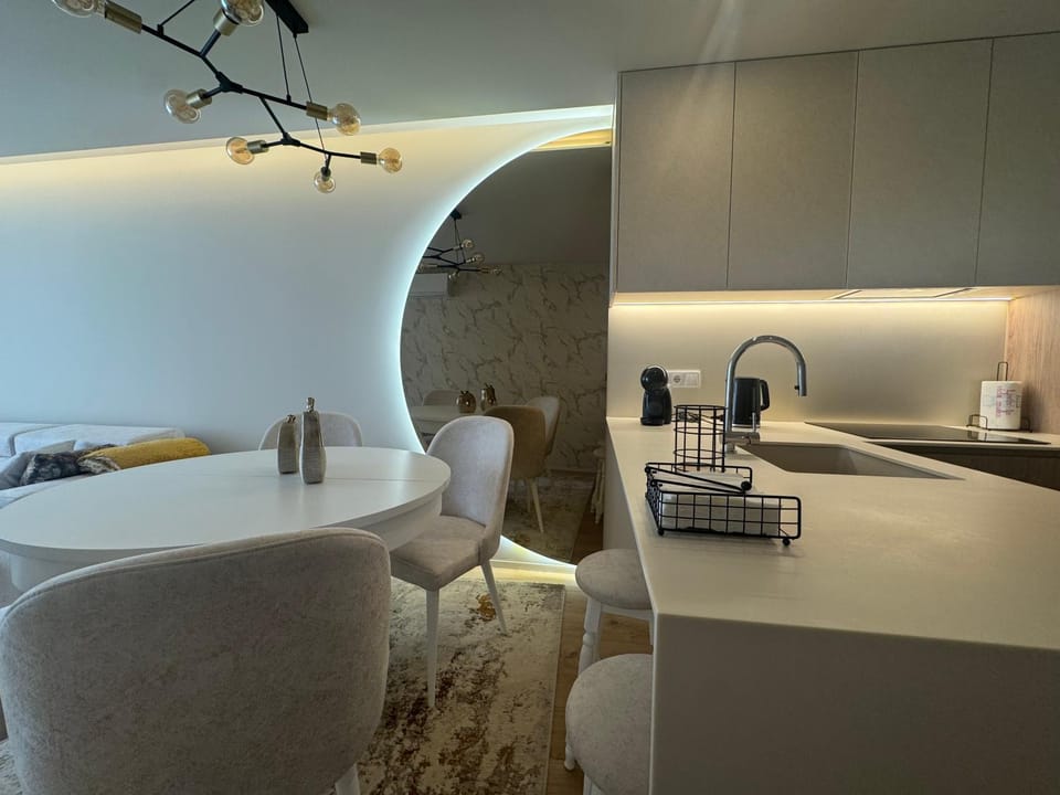 Kitchen or kitchenette, Dining area