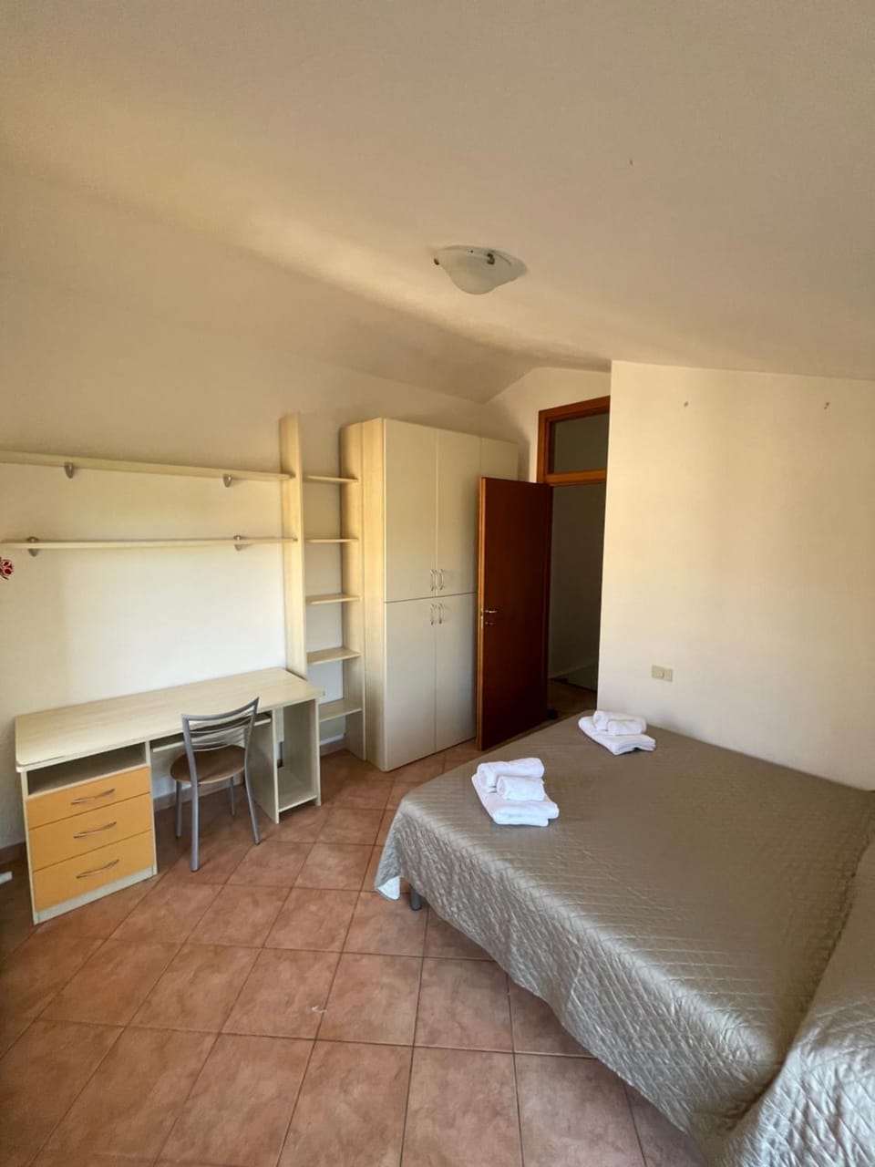 Photo of the whole room, Bedroom