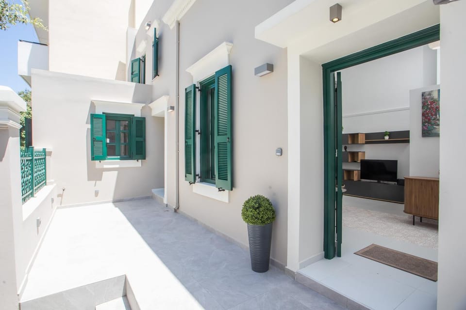 Property building, Patio, Day, Balcony/Terrace