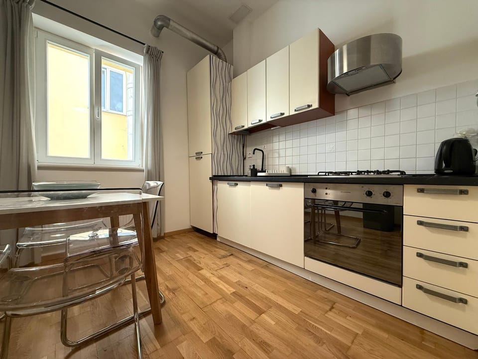 Kitchen or kitchenette, Dining area, stove