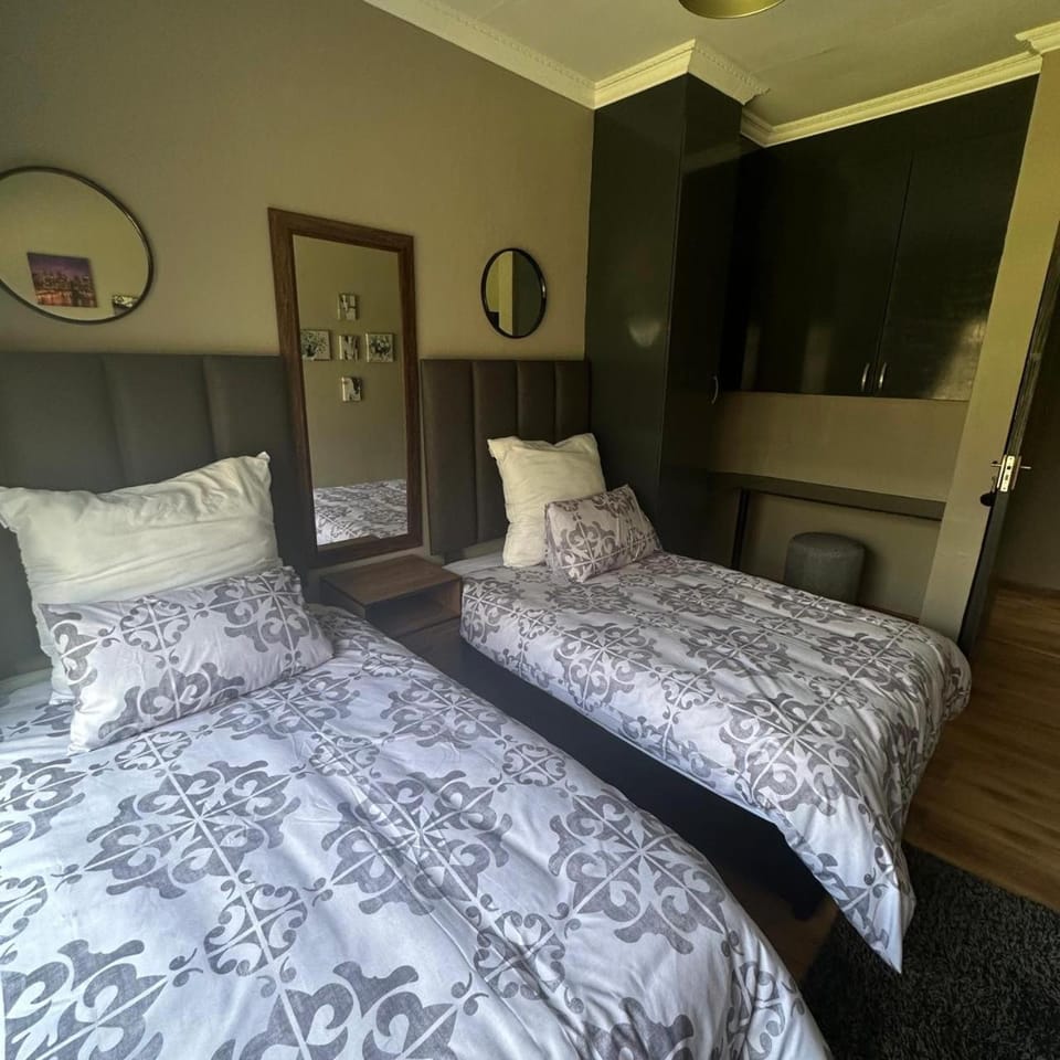 SunsetSunrise Country Farm 3 Bedroom House Bed and Breakfast in Gauteng