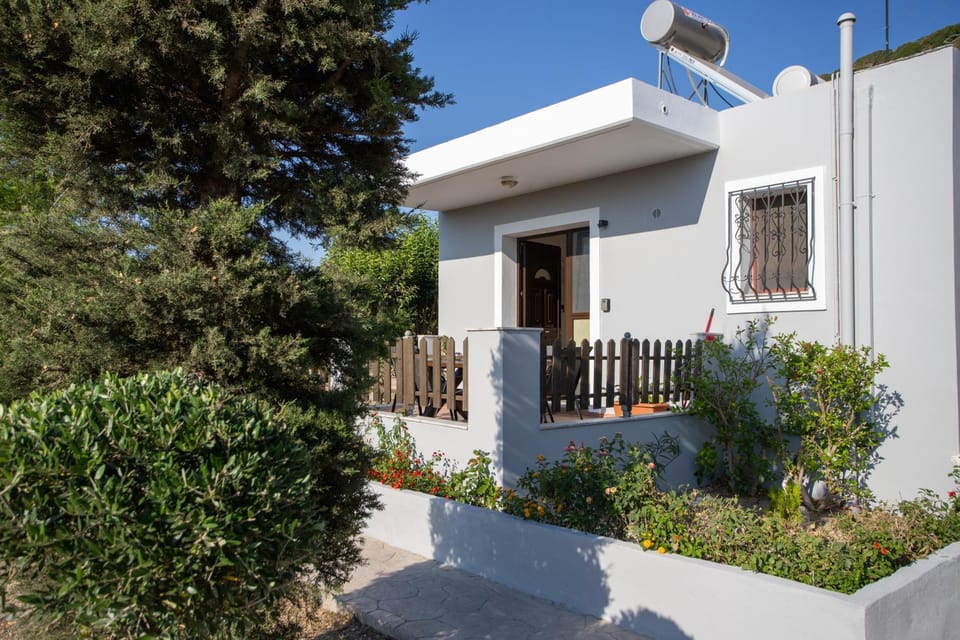 Property building, Day, Garden, Balcony/Terrace