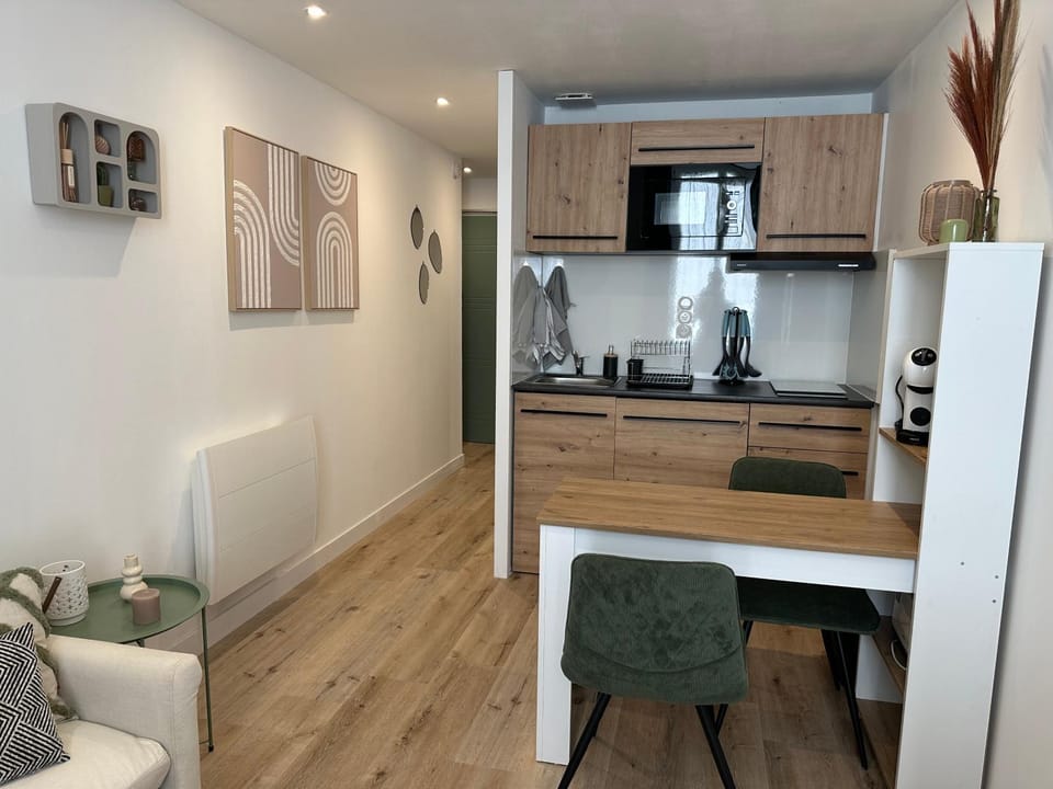 Kitchen or kitchenette, Dining area
