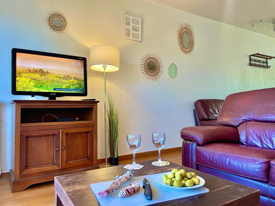 Communal lounge/ TV room, TV and multimedia, Living room