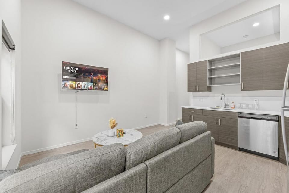 Luxury Condo l DT l Playhouse Square l Sofa Bed Apartment in Cleveland Heights