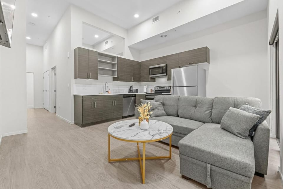 Luxury Condo l DT l Playhouse Square l Sofa Bed Apartment in Cleveland Heights