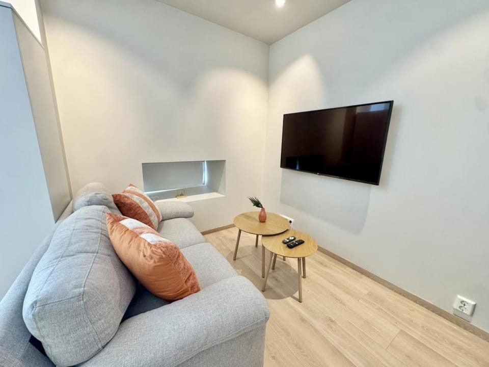 Communal lounge/ TV room, TV and multimedia, Living room, Seating area, Evening entertainment