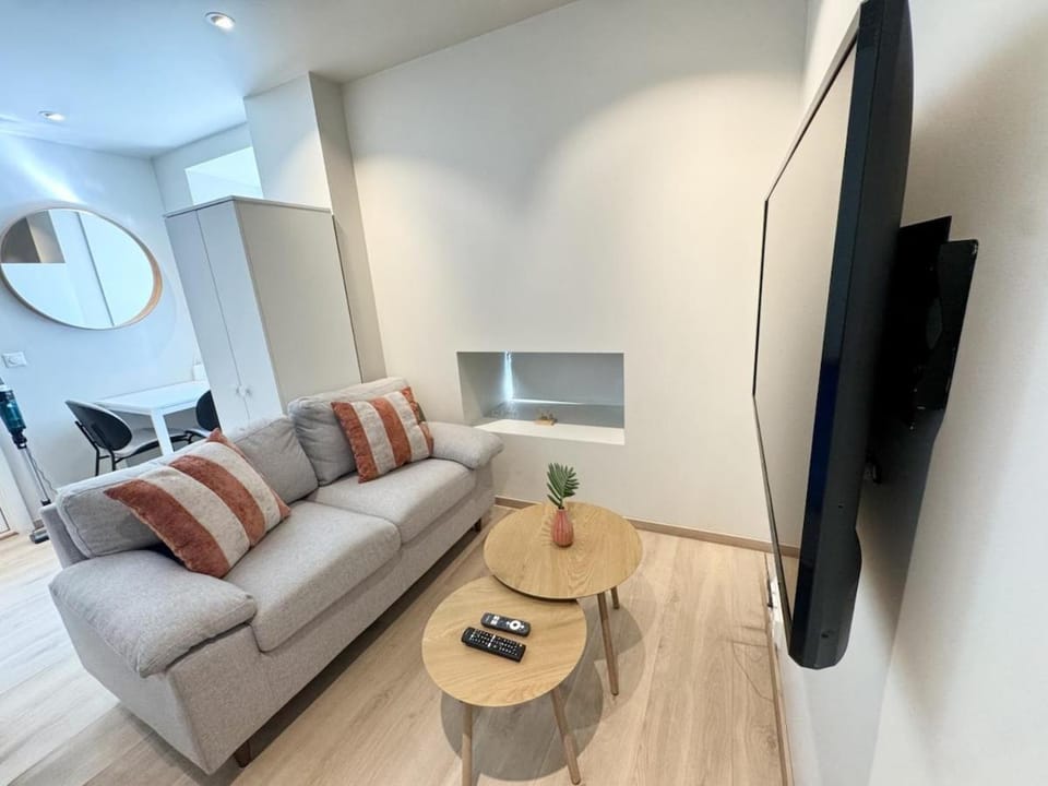 Communal lounge/ TV room, TV and multimedia, Living room, Seating area, Evening entertainment