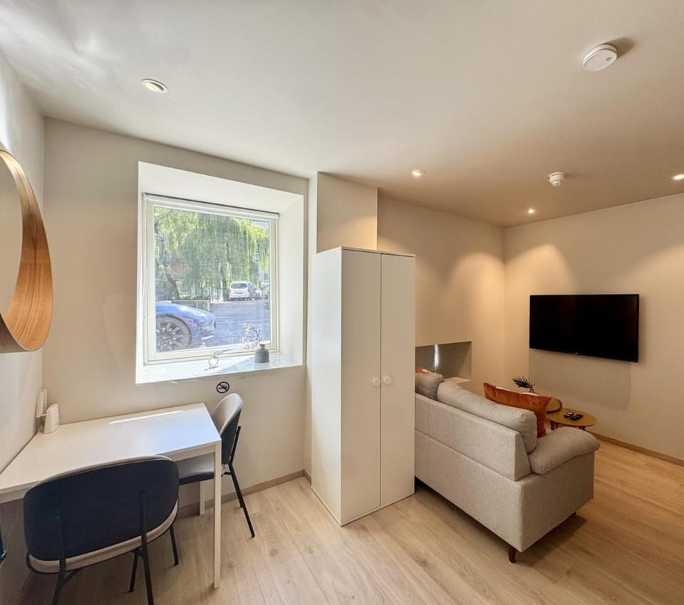 Communal lounge/ TV room, TV and multimedia, Seating area, Dining area, Evening entertainment