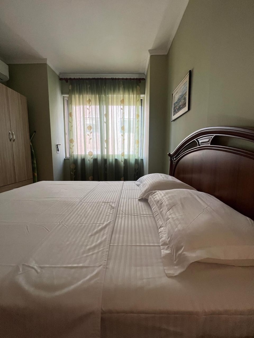Photo of the whole room, Bedroom, wardrobe