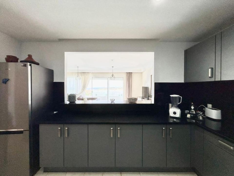 Coffee/tea facilities, Kitchen or kitchenette, stove