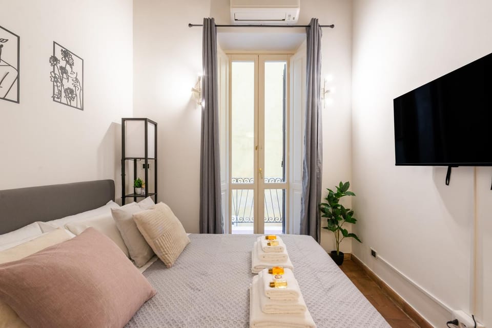 Bed, TV and multimedia, Bedroom