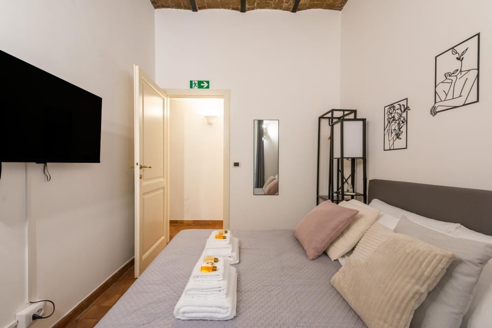 Bed, TV and multimedia, Bedroom, towels