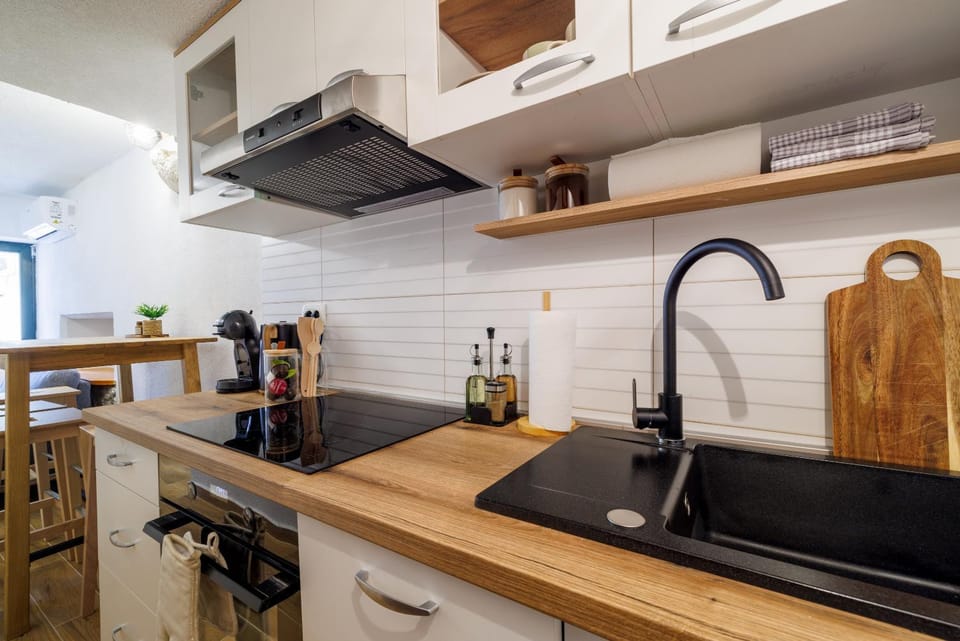 Coffee/tea facilities, stove, kitchen