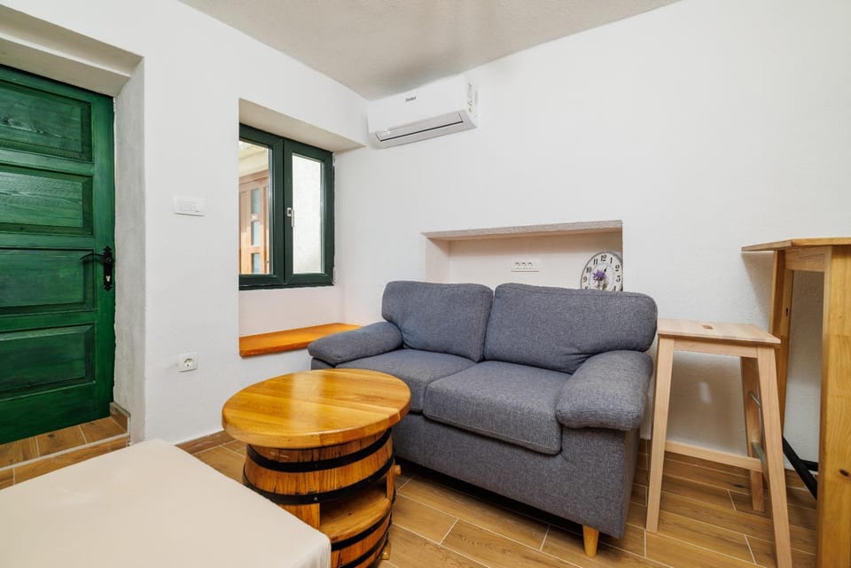 Living room, Seating area, air conditioner