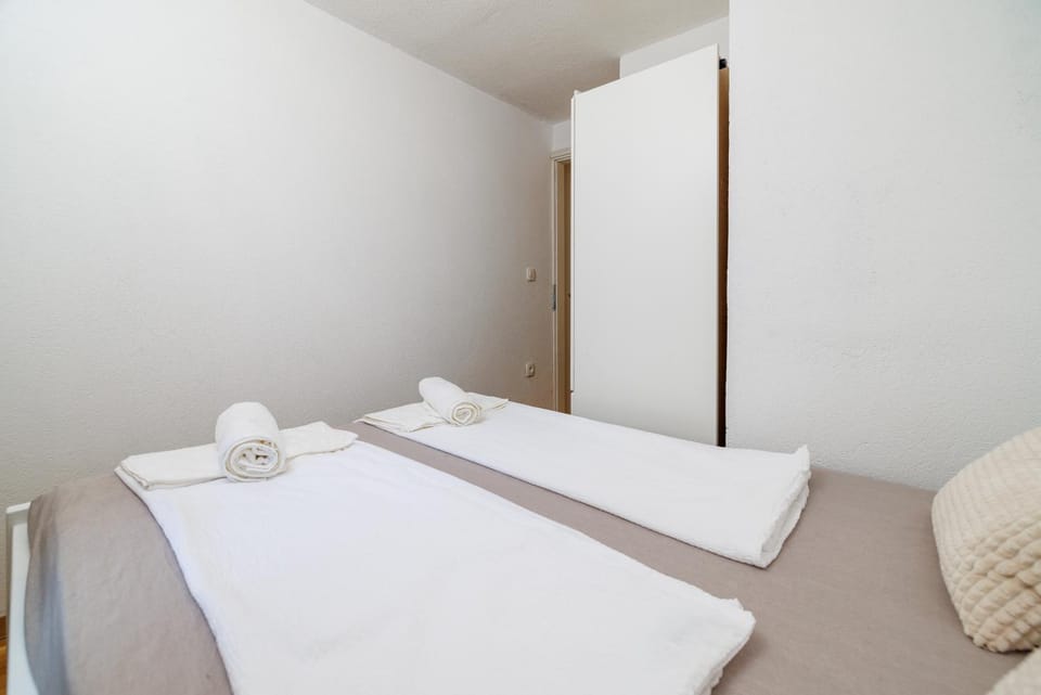 Bed, Bedroom, towels, wardrobe