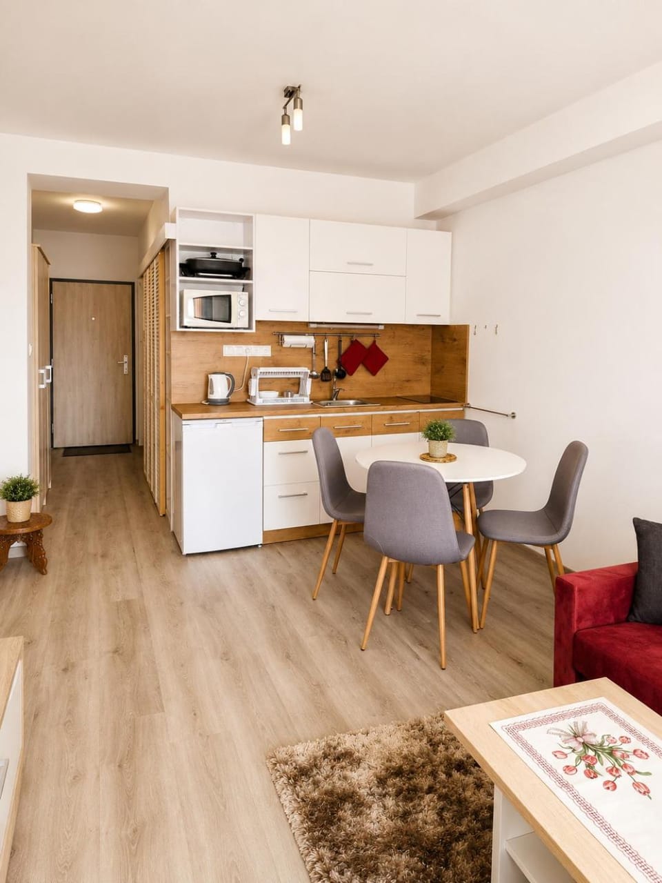 Kitchen or kitchenette, Dining area