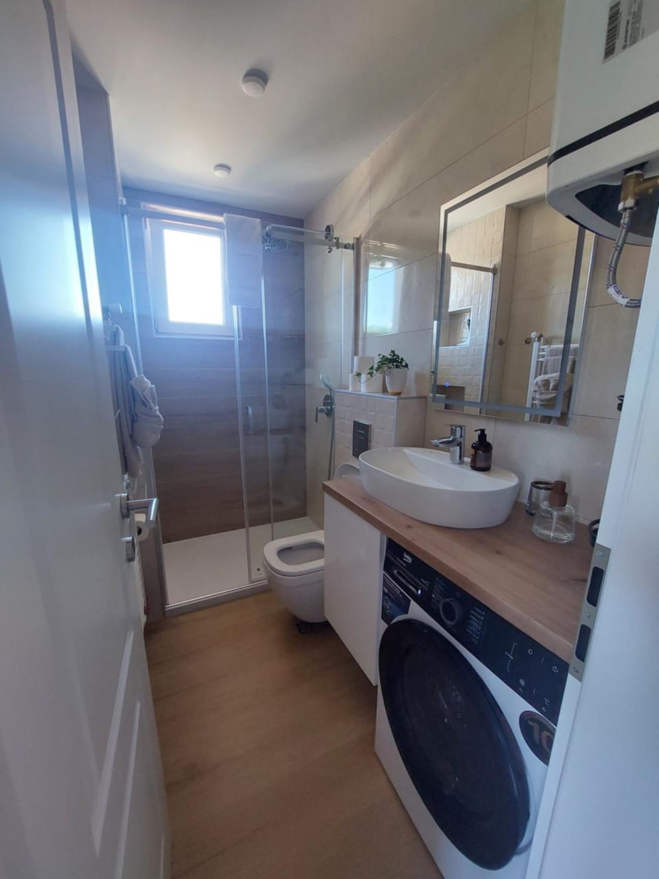 Shower, Toilet, Bathroom, towels, washing machine