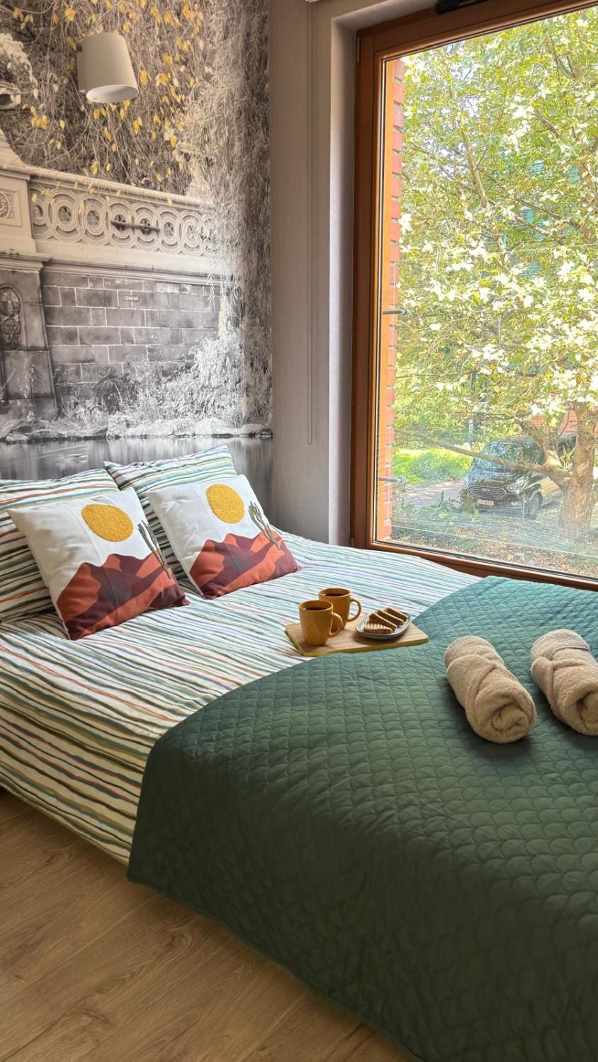 Bed, Photo of the whole room, Quiet street view