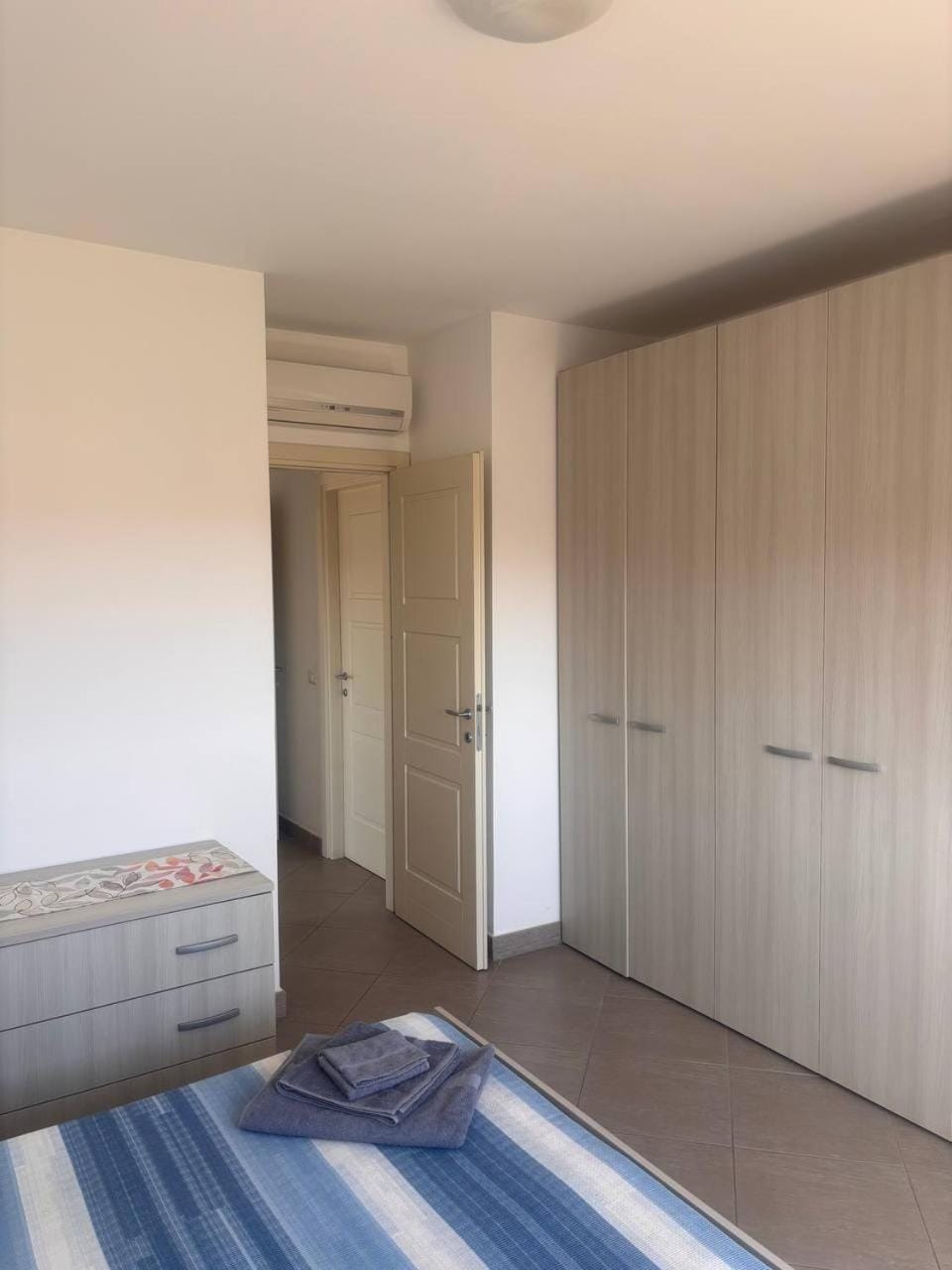 Bed, Bedroom, towels, wardrobe