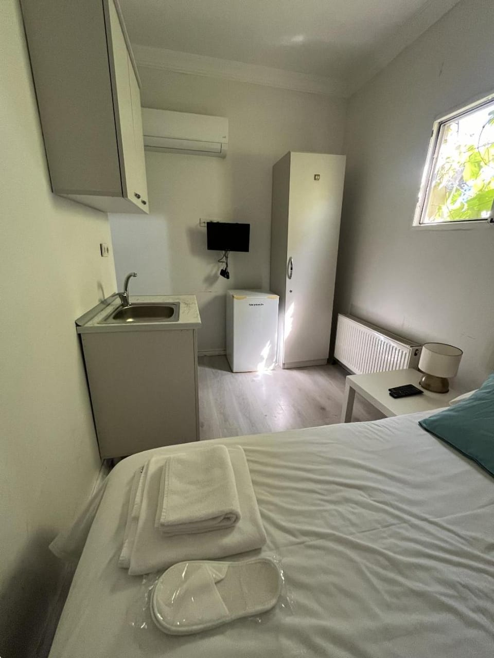 Bed, TV and multimedia, Kitchen or kitchenette, Photo of the whole room, Bedroom, towels, wardrobe, air conditioner