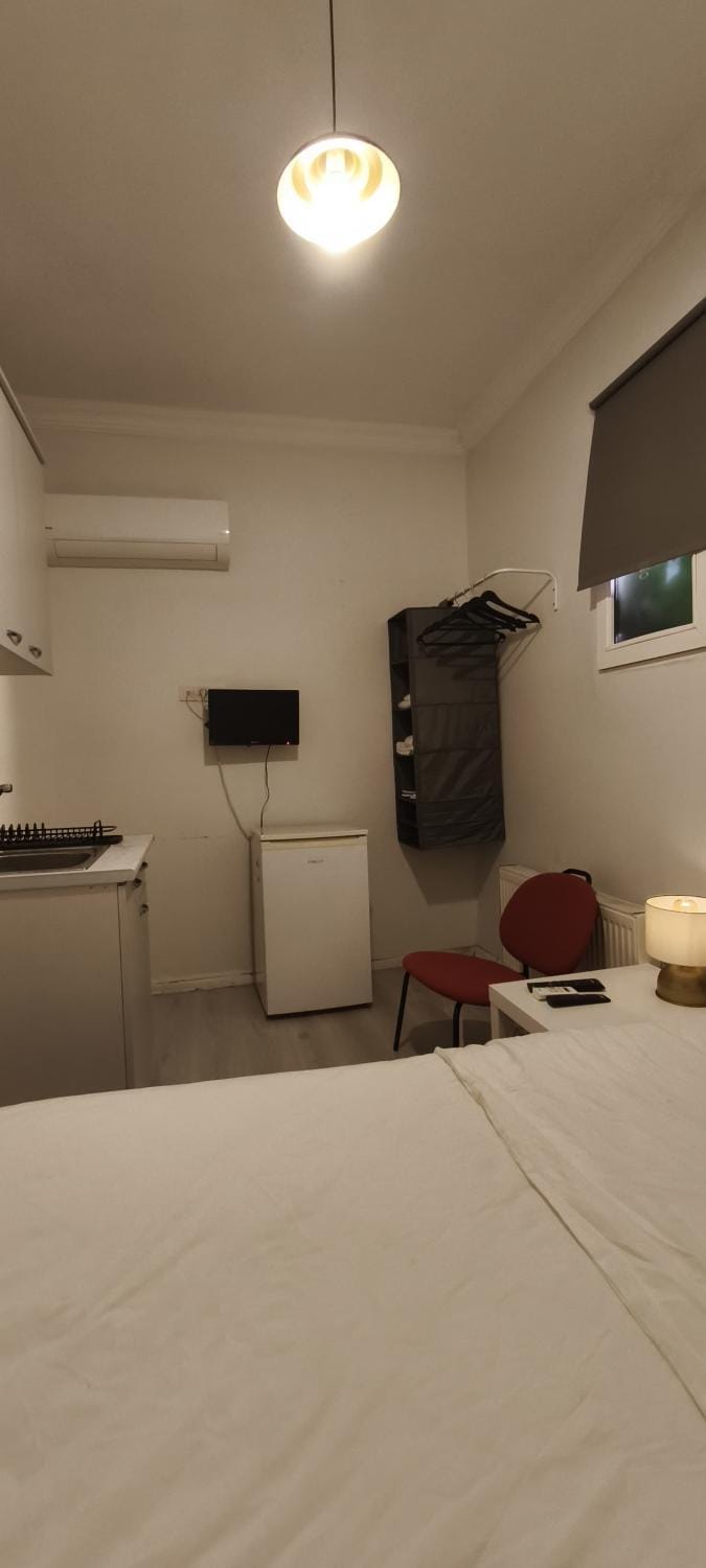 Bed, TV and multimedia, Kitchen or kitchenette, Photo of the whole room, Bedroom, air conditioner
