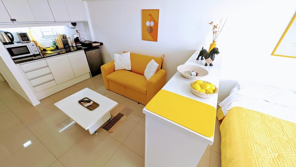 Living room, Photo of the whole room, Dining area, minibar, stove, toaster