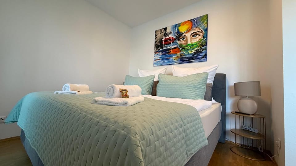Bed, Bedroom, towels