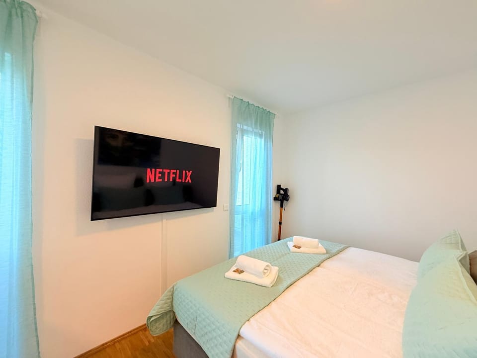 Bed, TV and multimedia, Photo of the whole room, Evening entertainment, Bedroom, towels