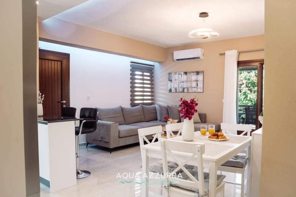 Living room, Seating area, Dining area, air conditioner