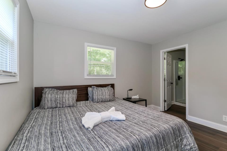 Bed, Bathroom, Photo of the whole room, Bedroom, towels