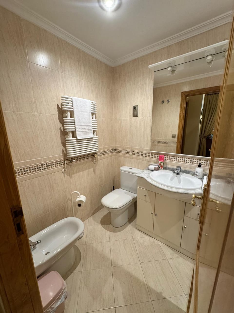 Shower, Bathroom, Bath, bidet, towels