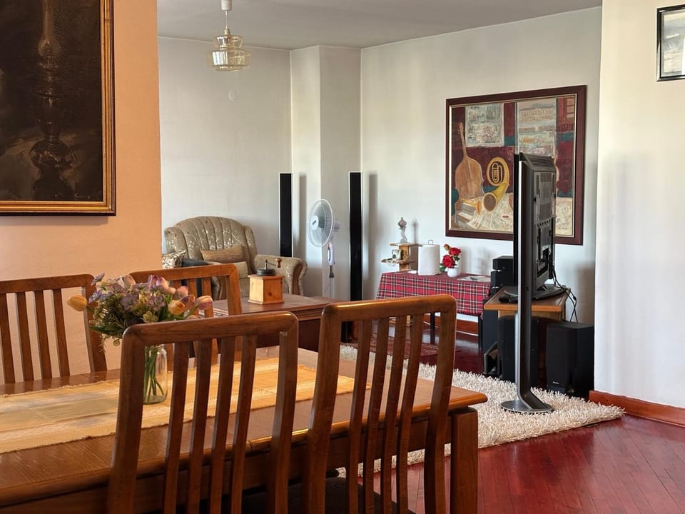 Seating area, Dining area