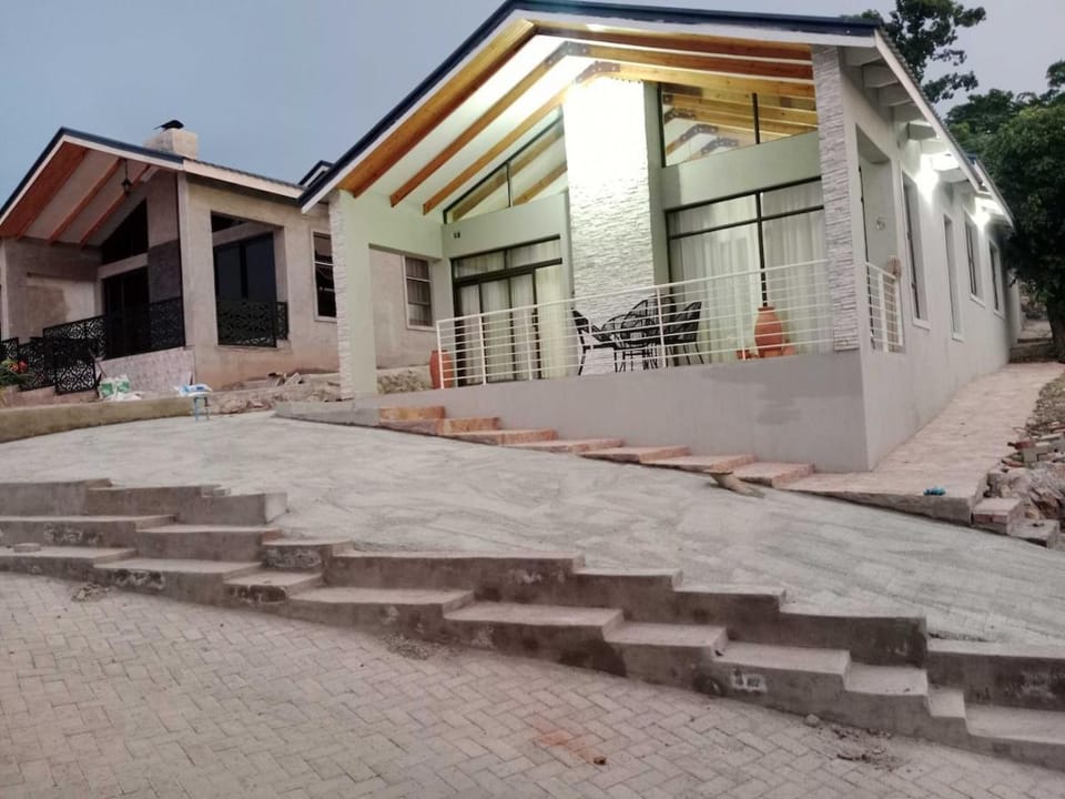 New, modern, airy luxurious 3 bed Home,Monavale Strathaven Villa in Harare