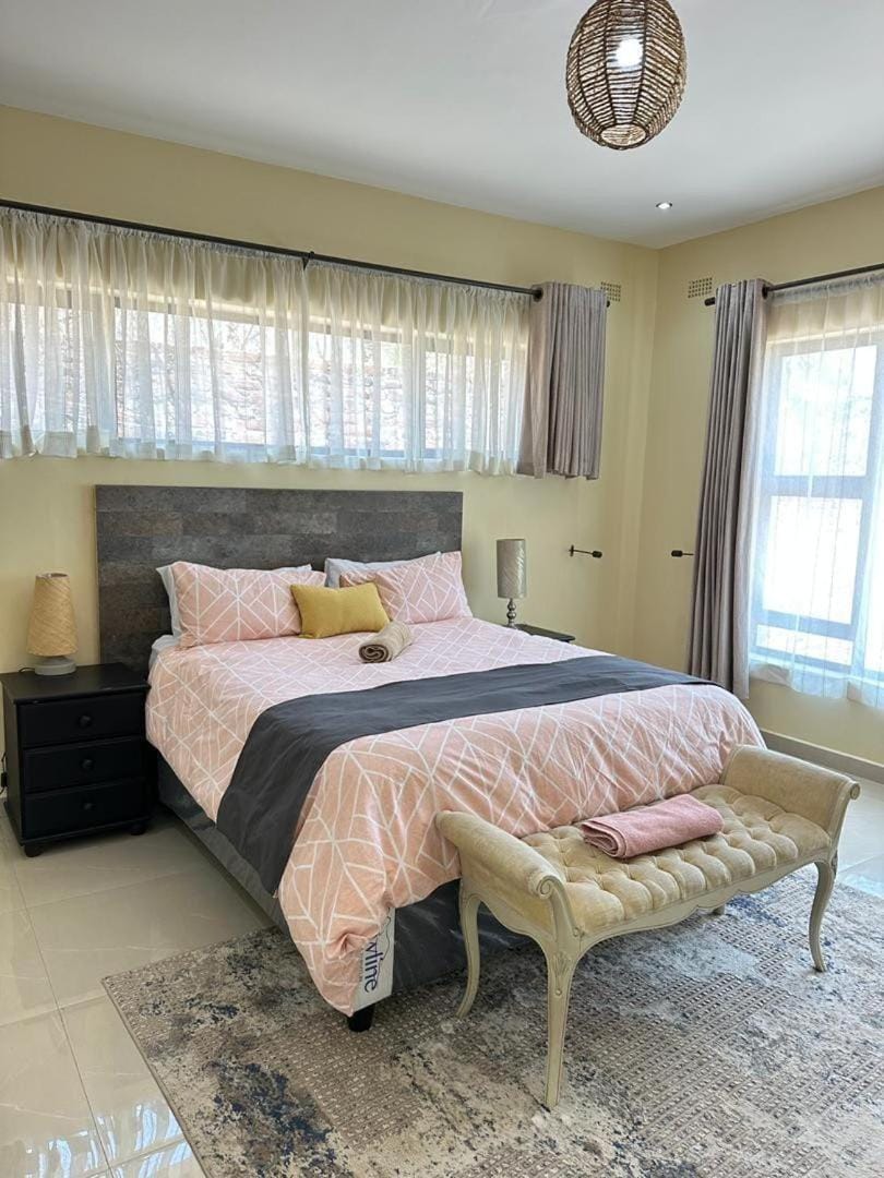 New, modern, airy luxurious 3 bed Home,Monavale Strathaven Villa in Harare