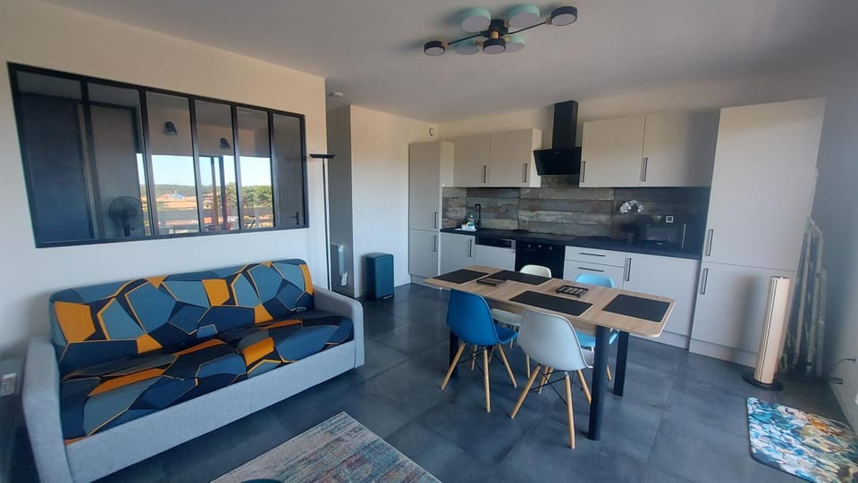 TV and multimedia, Kitchen or kitchenette, Living room, Seating area, Dining area, stove