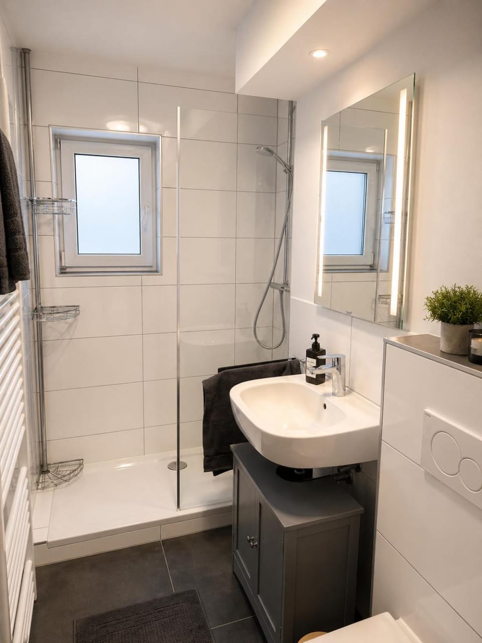 C&V 4 Personen 3 Zimmer Central Smart TV Boxspringbett Apartment in Kaiserslautern