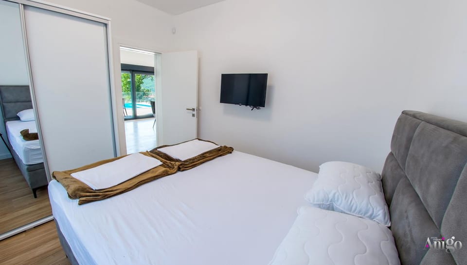 Bed, TV and multimedia, Photo of the whole room, Bedroom, towels