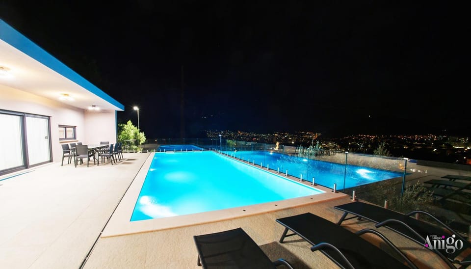 Pool view, Swimming pool, sunbed