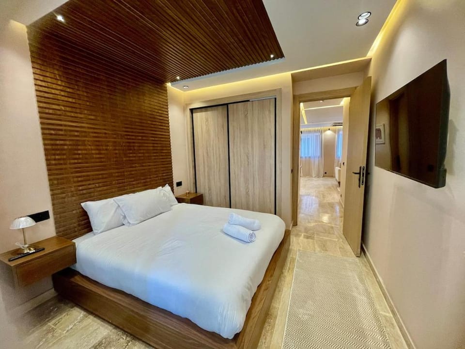 Bed, TV and multimedia, Photo of the whole room, Bedroom, towels, wardrobe
