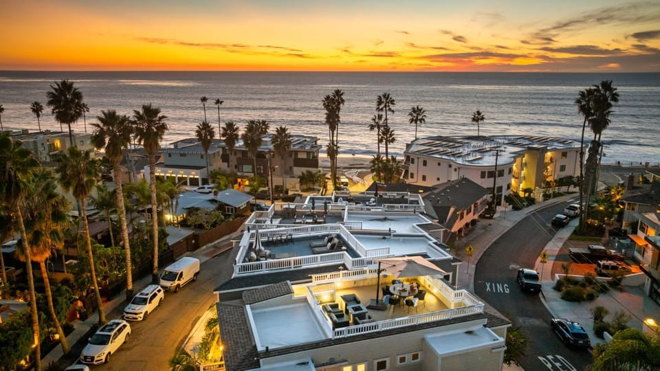 La Jolla Panoramic Ocean Retreat with Rooftop House in La Jolla