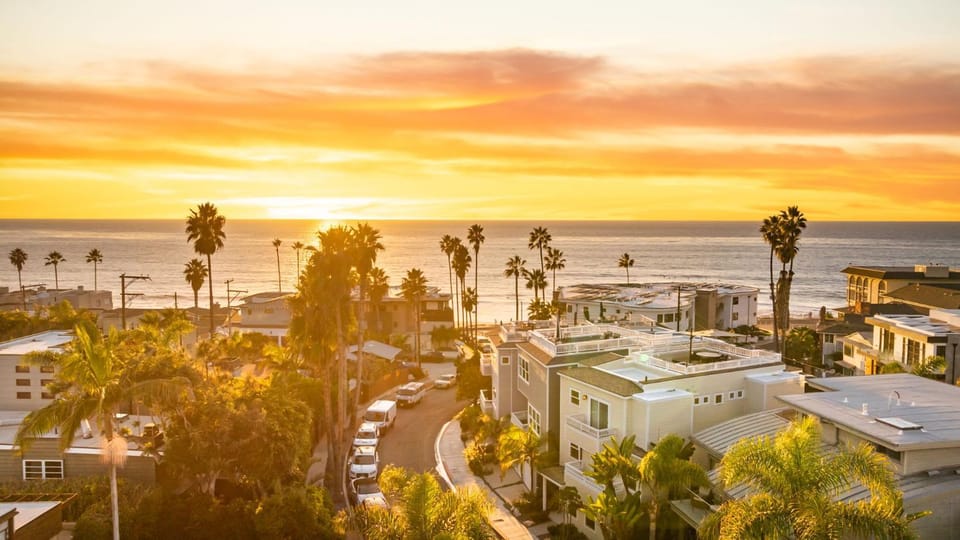 La Jolla Panoramic Ocean Retreat with Rooftop House in La Jolla