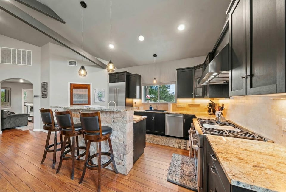 2 Home Getaway-Pool-Hot Tub-Pickleball Court House in Fredericksburg