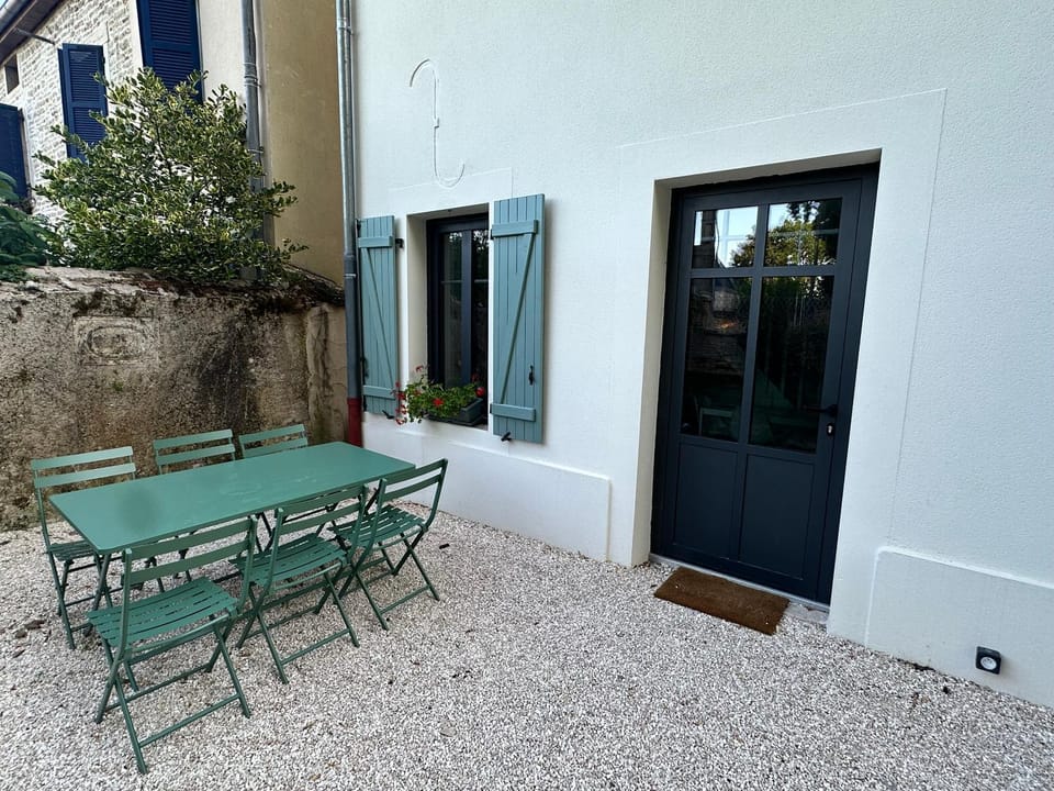 Facade/entrance, Dining area