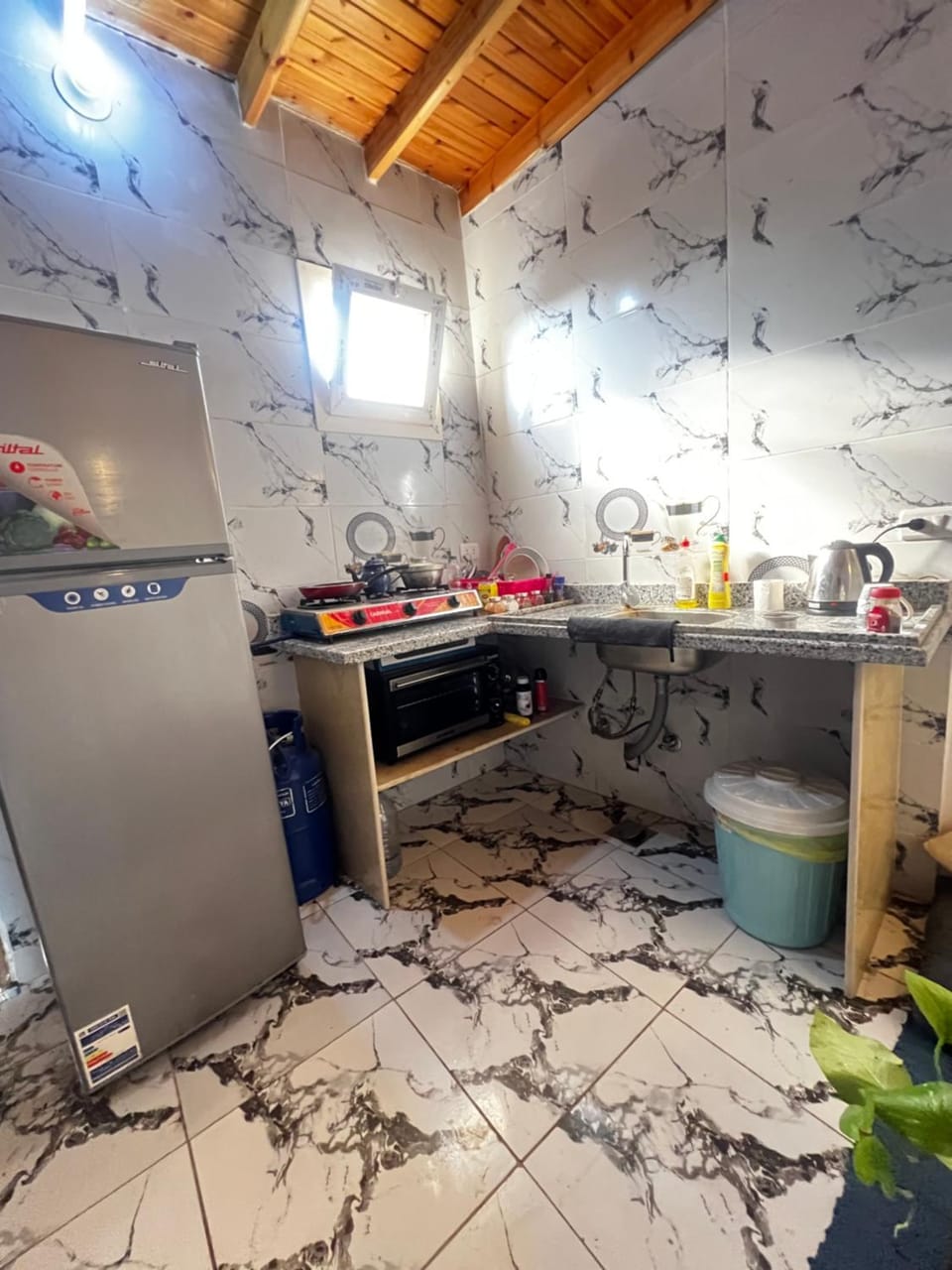 Kitchen or kitchenette, oven